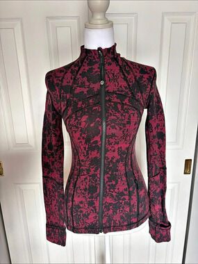 Lululemon Define Jacket in Scatter Blossom Jacquard in Garnet & Black